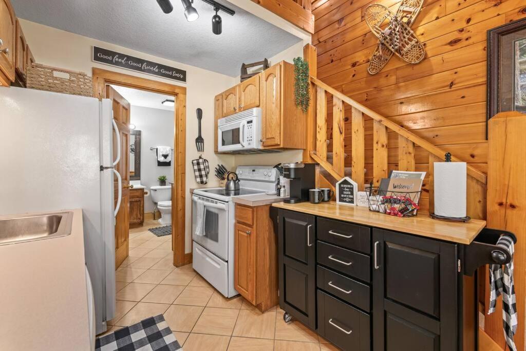 Cozy Cabin In The Smokies!!! Fully Furnished And Complete With Community Indoor And Outdoor Pools And Spas, Game And Fitness Rooms As Well As A Private Hot Tub Pigeon Forge Exterior foto